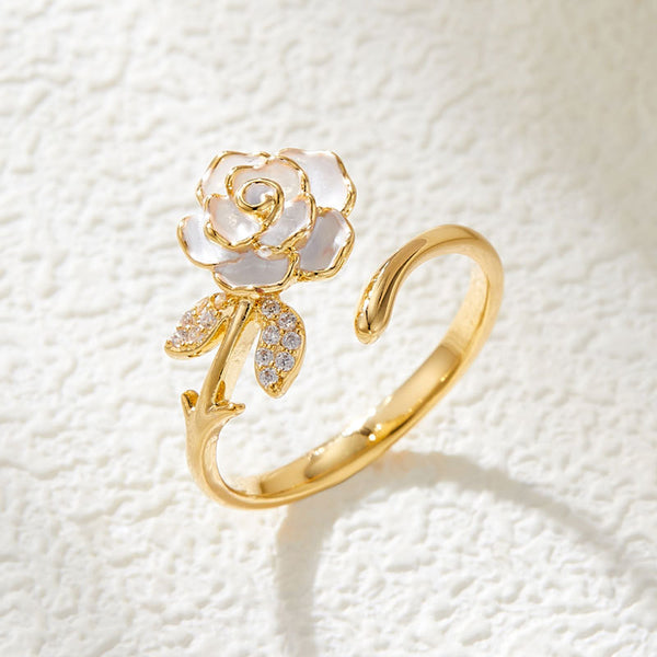 Offener Ring mit schimmernder Kamelie